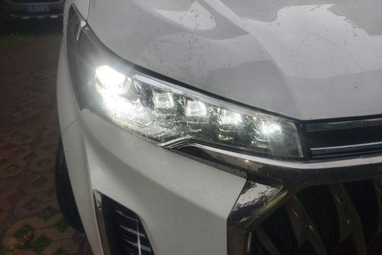 Used SAIC MAXUS G20 2023 Facelifted PLUS 2.0T Gasoline Automatic Luxury Edition Right Front Headlight
