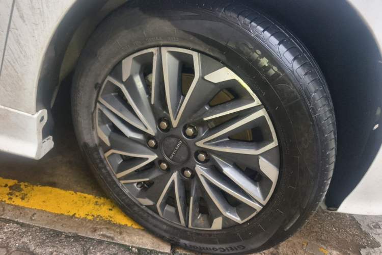 Used SAIC MAXUS G20 2023 Facelifted PLUS 2.0T Gasoline Automatic Luxury Edition Right Front Wheel Hub