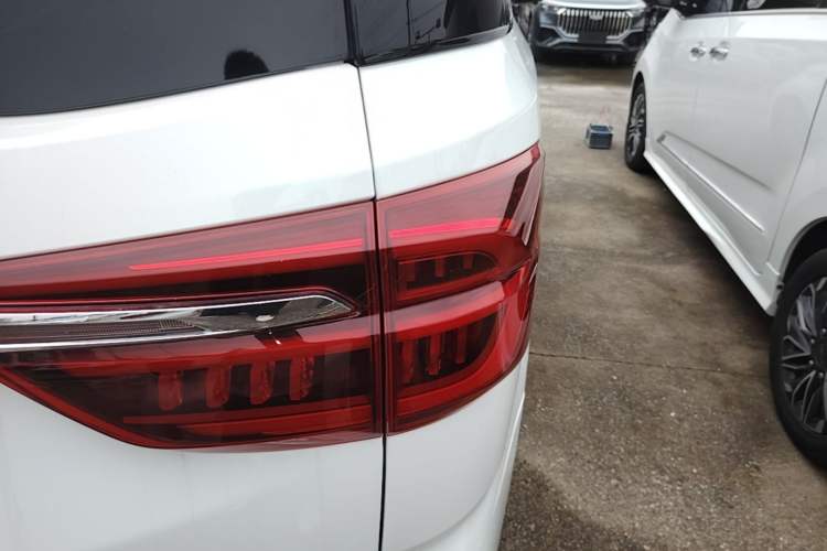 Used SAIC MAXUS G20 2023 Facelifted PLUS 2.0T Gasoline Automatic Luxury Edition Right Rear Taillight