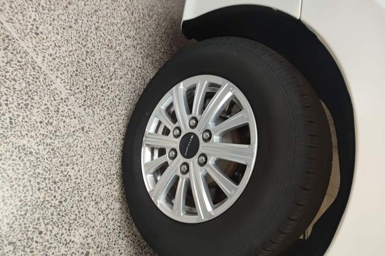 Used SAIC MAXUS G20 2023 Facelifted ES 2.0T Diesel Manual - Exceptional Value Edition Right Rear Wheel Hub