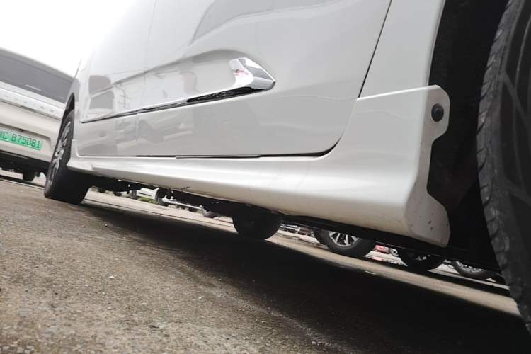 Used SAIC MAXUS G20 2023 Facelifted PLUS 2.0T Gasoline Automatic Luxury Edition Right Side Sill