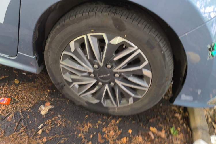 Used SAIC MAXUS G20 RV 2021 2.0T Traveler Self-Propelled Class B RV – Time Edition Right Front Wheel Hub