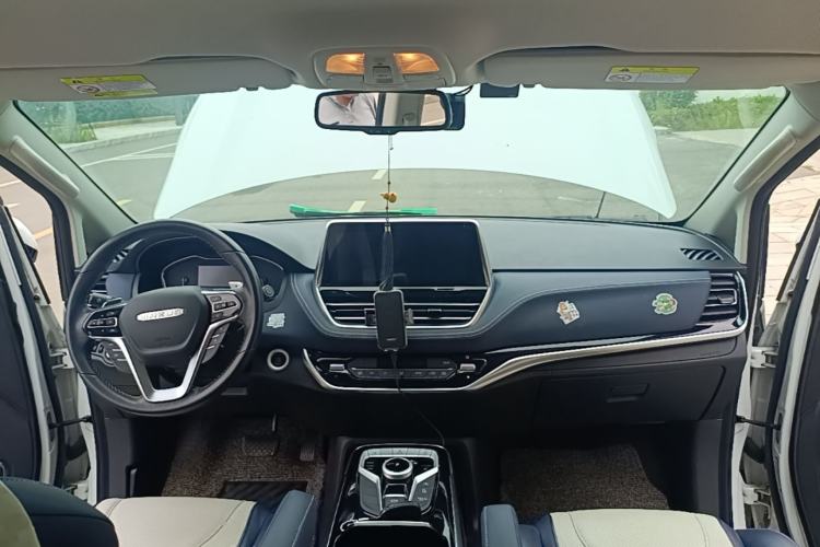 Used SAIC MAXUS G20 RV 2021 2.0T Traveler Self-Propelled Class B RV – Time Edition Center Console