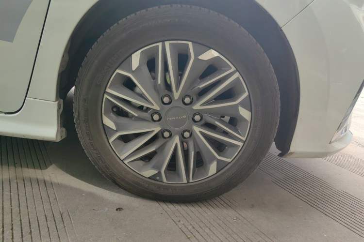 Used SAIC MAXUS G20 RV 2021 2.0T Traveler Self-Propelled Class B RV – Sunlight Edition Right Front Wheel Hub
