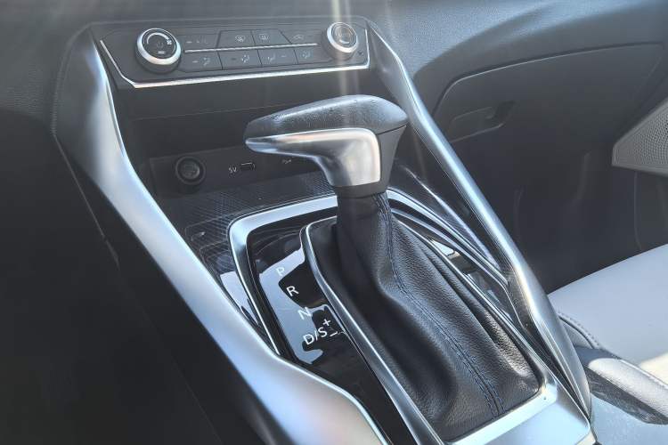Used SAIC MAXUS G50 2019 1.5T Automatic Luxury Edition China VI Standard Gear Lever