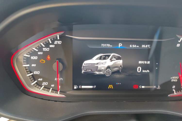 Used SAIC MAXUS G50 2019 1.5T First Edition Automatic Luxury Version 7 Seats Odometer Close Up