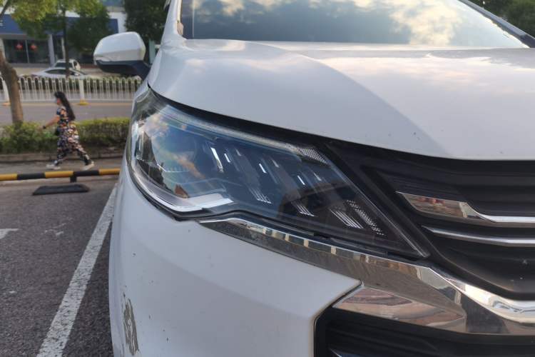 Used SAIC MAXUS G50 2019 1.5T Automatic Elite Edition China VI Standard Right Front Headlight