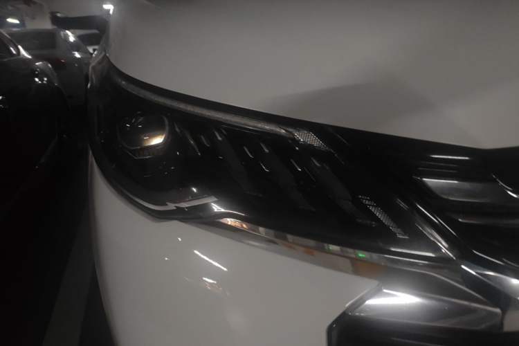 Used SAIC MAXUS G50 2019 1.5T First Edition Automatic Luxury Version 7 Seats Right Front Headlight