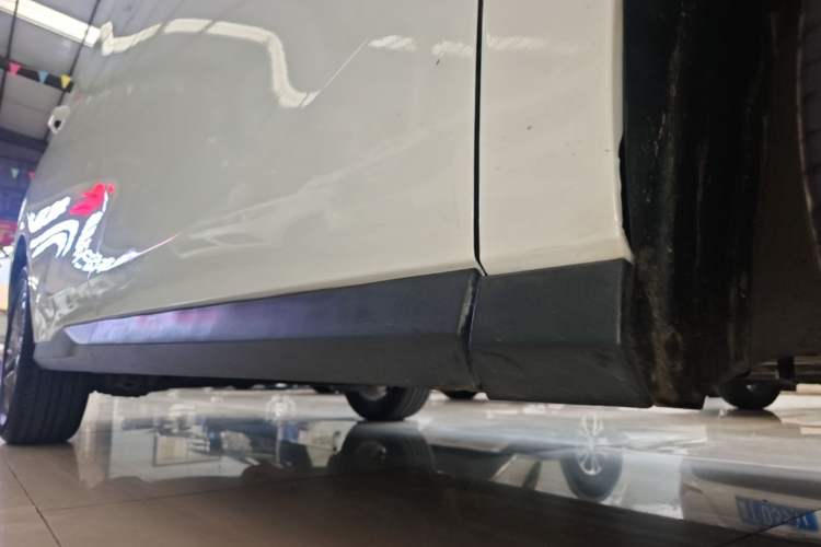 Used SAIC MAXUS G50 2019 1.5T Automatic Luxury Edition China VI Standard Right Side Sill