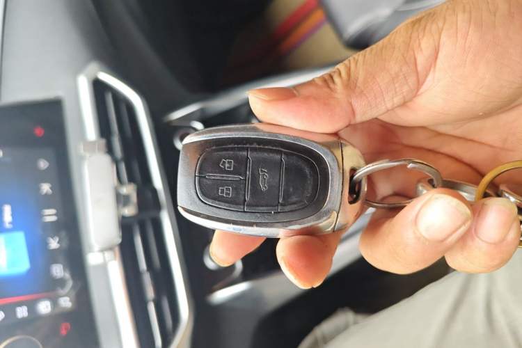 Used SAIC MAXUS G50 2019 1.5T First Edition Automatic Luxury Version 6 Seats Vehicle Key