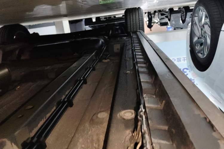 Used SAIC MAXUS G50 2020 1.5T Automatic Elite Edition Right Side Sill