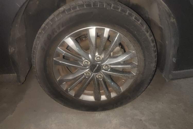 Used SAIC MAXUS G50 2020 1.5T Automatic Elite Edition Right Front Wheel Hub