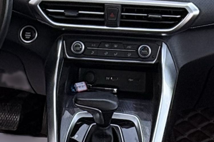 Used SAIC MAXUS G50 2020 1.5T Automatic Luxury Edition Audio And AC Panel