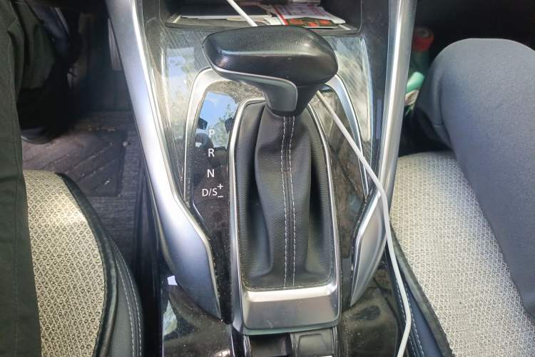 Used SAIC MAXUS G50 2020 1.5T Automatic Luxury Edition Gear Lever