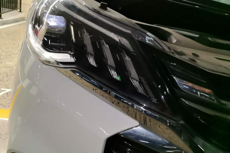 Used SAIC MAXUS G50 2020 1.5T Automatic Elite Edition Right Front Headlight