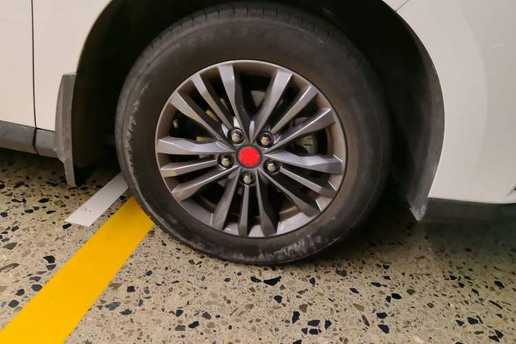 Used SAIC MAXUS G50 2020 1.5T Automatic Elite Edition Right Front Wheel Hub