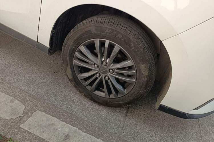 Used SAIC MAXUS G50 2020 1.5T Automatic Elite Edition Right Front Wheel Hub