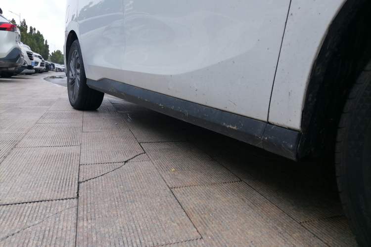 Used SAIC MAXUS G50 2020 1.5T Automatic Luxury Edition Right Side Sill
