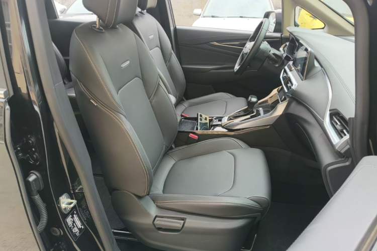 Used SAIC MAXUS G50 2021 1.5T Automatic Comfort Touring B Right Front Seat
