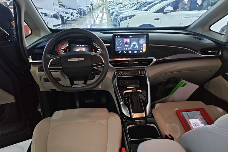 Used SAIC MAXUS G50 2022 1.5T Automatic Comfort Touring A Center Console