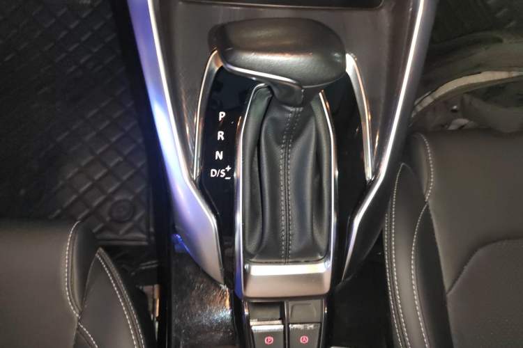 Used SAIC MAXUS G50 2022 1.5T Automatic Comfort Touring B Gear Lever