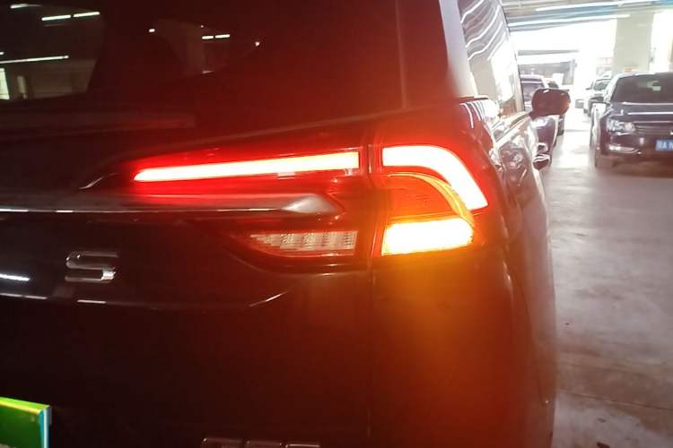 Used SAIC MAXUS G50 2022 1.5T Manual Touring A Right Rear Taillight