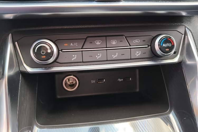 Used SAIC MAXUS G50 2022 1.5T Automatic Comfort Touring B Audio And AC Panel