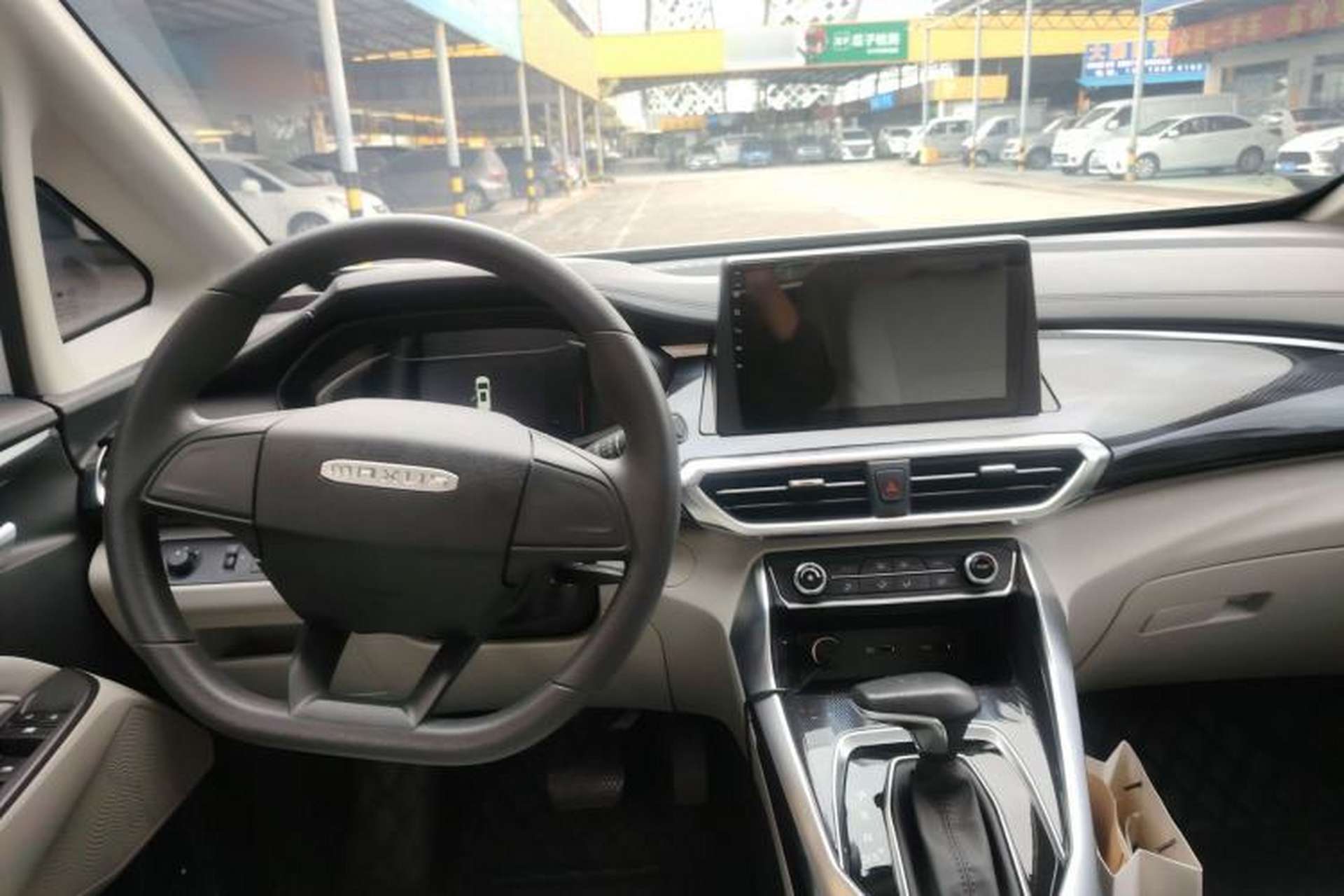 Used SAIC MAXUS G50 2022 1.5T Automatic Comfort Touring A Center Console