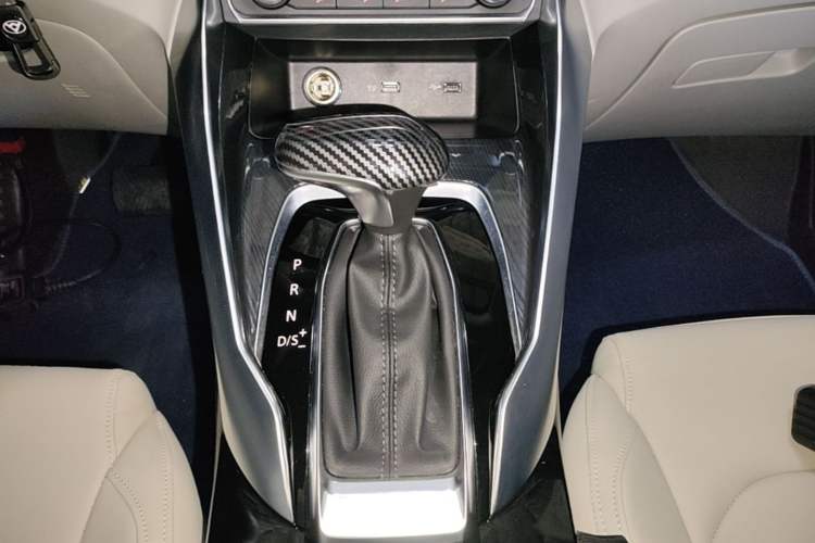 Used SAIC MAXUS G50 2022 1.5T Automatic Comfort Touring A Gear Lever