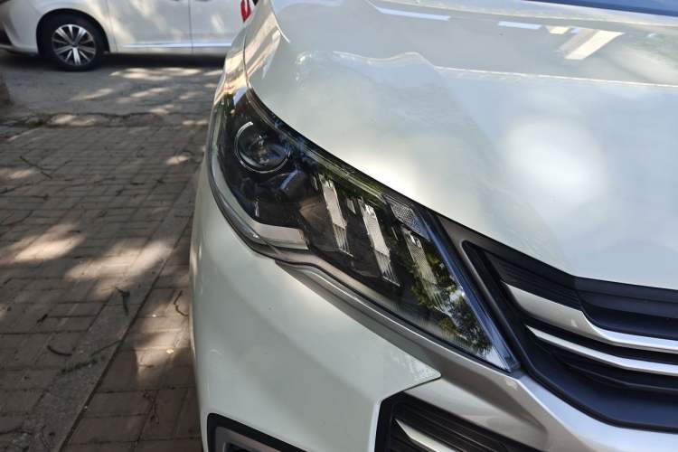 Used SAIC MAXUS G50 2022 1.5T Manual Touring A Right Front Headlight