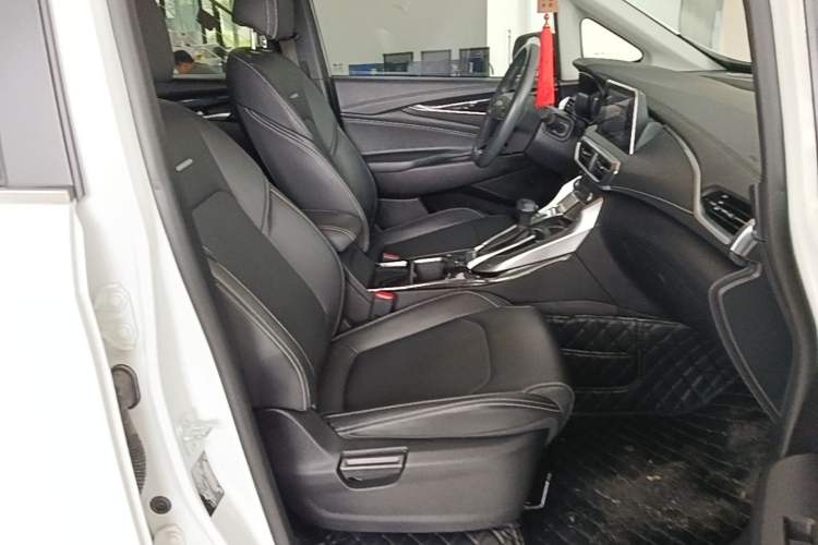 Used SAIC MAXUS G50 2022 1.5T Automatic Comfort Touring B Right Front Seat