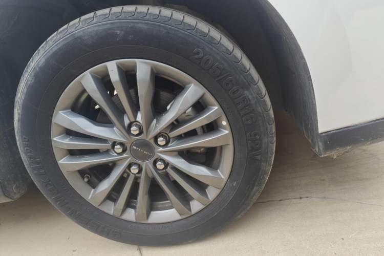 Used SAIC MAXUS G50 2022 1.5T Automatic Comfort Touring B Right Front Wheel Hub