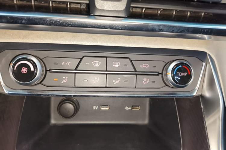 Used SAIC MAXUS G50 2023 1.5T Manual Comfort A Audio And AC Panel