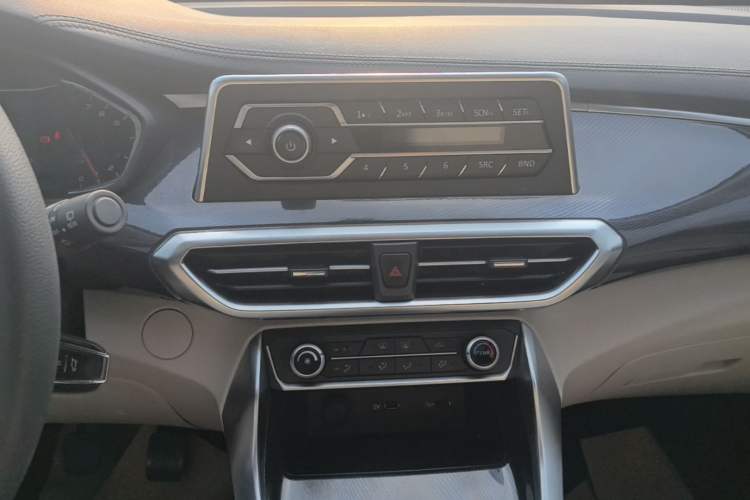 Used SAIC MAXUS G50 2023 1.5T Manual Comfort A Audio And AC Panel