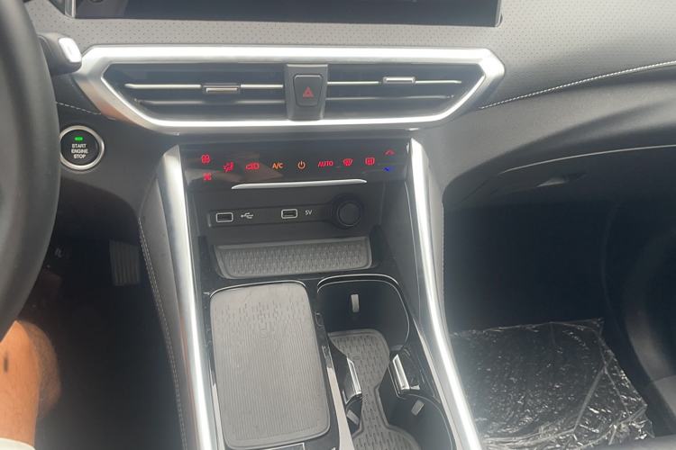 Used SAIC MAXUS G50 2023 PLUS 1.5T Automatic Escort Edition Audio And AC Panel