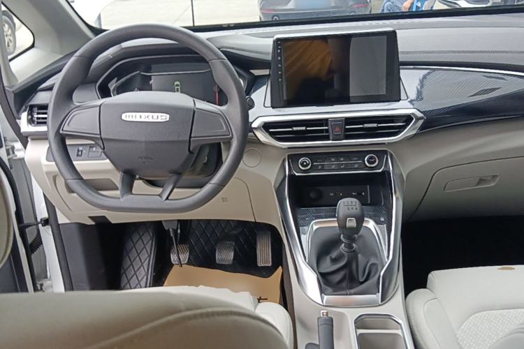 Used SAIC MAXUS G50 2023 1.5T Manual Comfort A Center Console