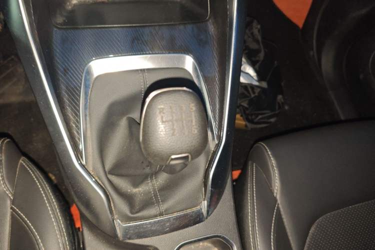 Used SAIC MAXUS G50 2023 1.5T Manual Comfort B Trim Gear Lever
