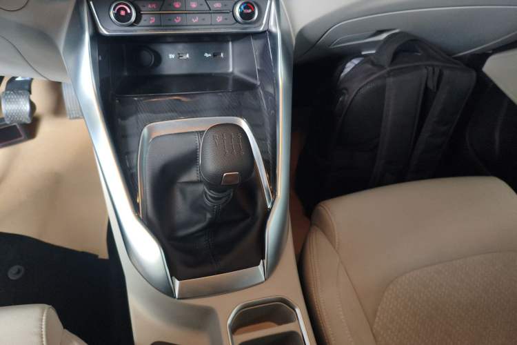 Used SAIC MAXUS G50 2024 1.5T Manual Comfort A Trim Gear Lever