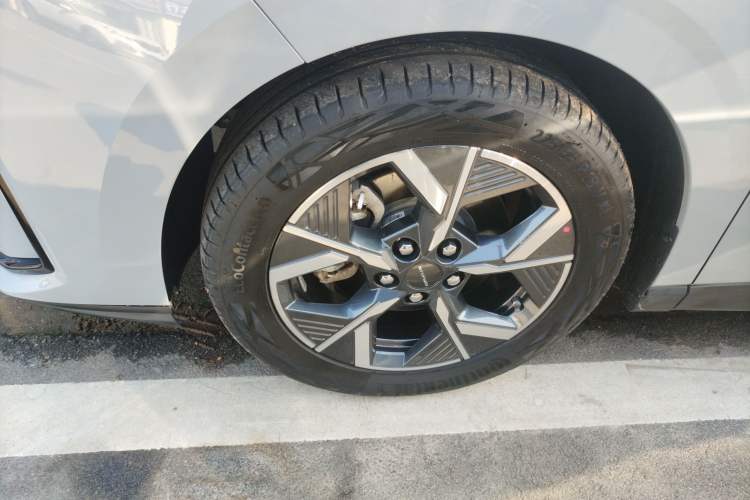 Used SAIC MAXUS G70 2024 2.0T Automatic Flagship Version 7 Seats Left Front Wheel Hub