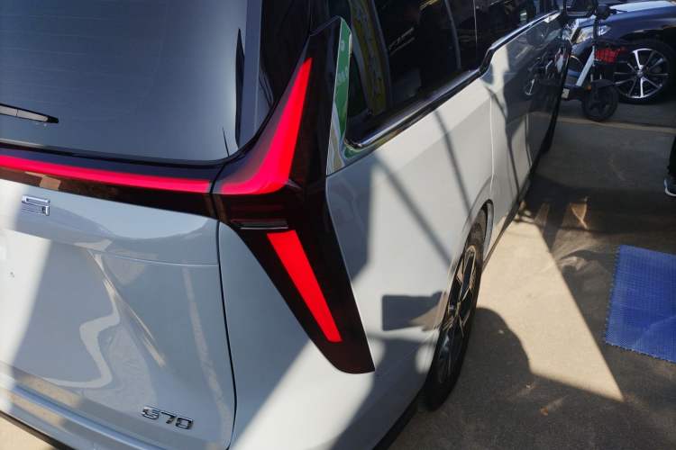Used SAIC MAXUS G70 2024 2.0T Automatic Flagship Version 7 Seats Right Rear Taillight