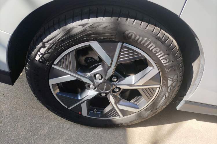 Used SAIC MAXUS G70 2024 2.0T Automatic Flagship Version 7 Seats Right Rear Wheel Hub
