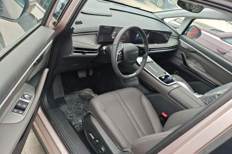 Used SAIC MAXUS G70 2024 2.0T Automatic Flagship Version 7 Seats Driver Seat