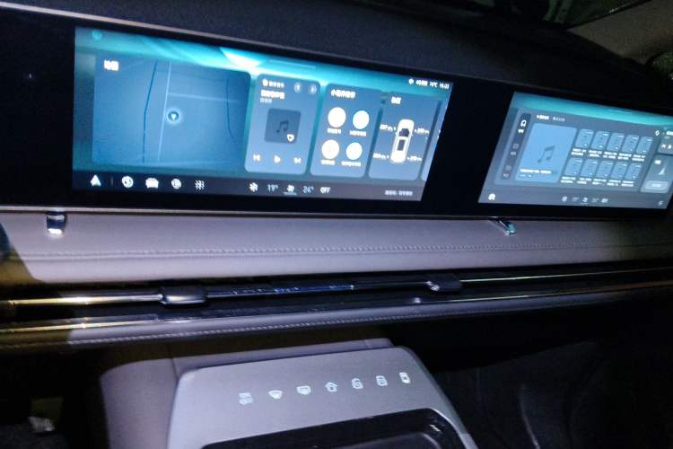 Used SAIC MAXUS G70 2024 2.0T Automatic Luxury Edition 7 Seats Audio And AC Panel
