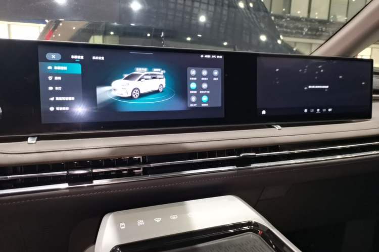 Used SAIC MAXUS G70 2024 2.0T Automatic Flagship Version 7 Seats Audio And AC Panel