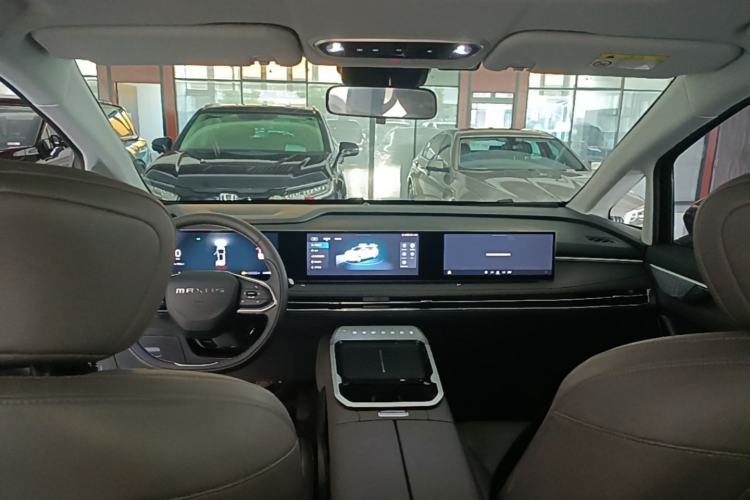 Used SAIC MAXUS G70 2024 2.0T Automatic Luxury Edition 7 Seats Center Console