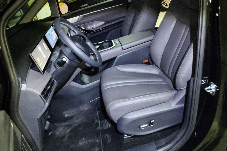 Used SAIC MAXUS G70 2024 2.0T Automatic Luxury Edition 7 Seats Left Front Seat