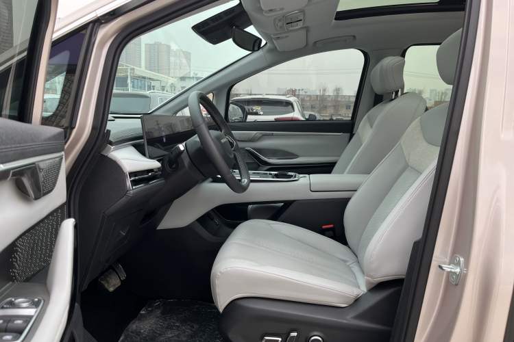 Used SAIC MAXUS G70 2024 2.0T Automatic Flagship Version 7 Seats Interior 5