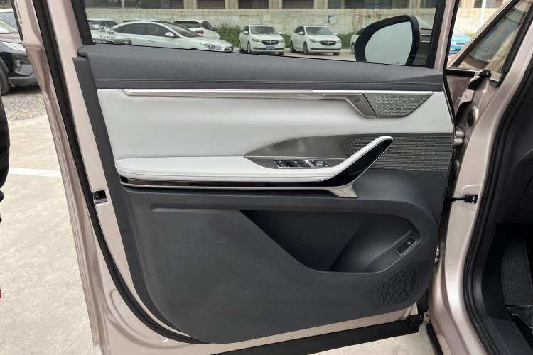Used SAIC MAXUS G70 2024 2.0T Automatic Flagship Version 7 Seats Interior 8