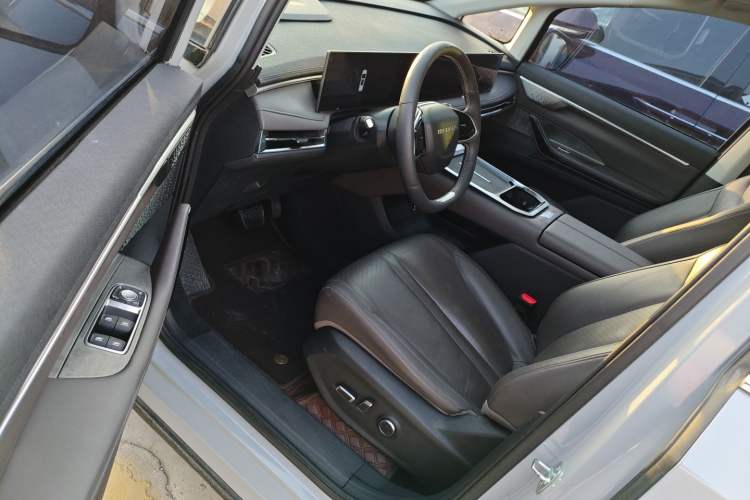 Used SAIC MAXUS G70 2024 2.0T Automatic Flagship Version 7 Seats Interior 3