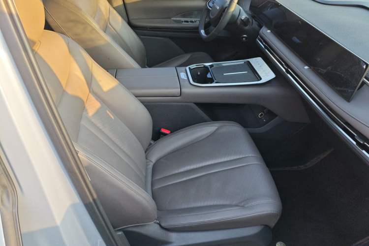 Used SAIC MAXUS G70 2024 2.0T Automatic Flagship Version 7 Seats Right Front Seat